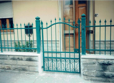 Cancellino e ringhiera verdi