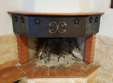 Decoro per camino in lamiera di ferro